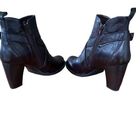 Born Women’s Leather Heel Buckle Detail Biker Ankle Boots Booties Red/Brown Sz 9 - Picture 8 of 17